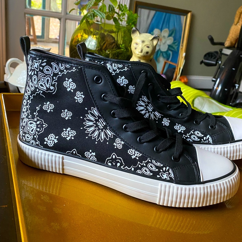 NWOT Paisley Over Peace Hightop Sneakers - Size 11